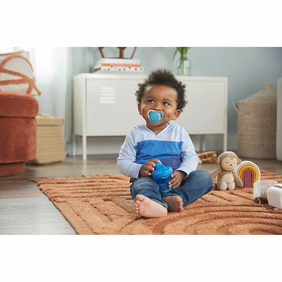 Sucette orthodontique phosphorescente NUK avec collerette en forme de cœur, sans BPA, convient aux bébés de 18 à 36 mois, lot de 4 : Santé et Maison