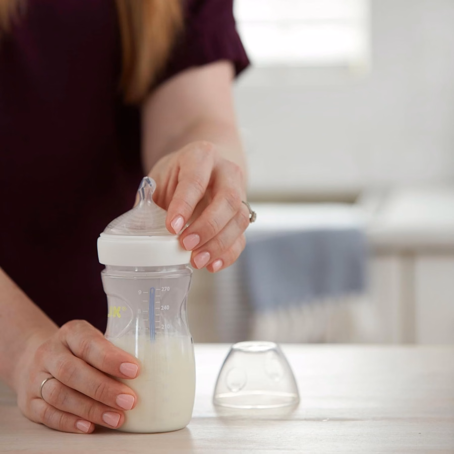 Coffret cadeau NUK Simply Natural avec biberons SafeTemp et anti-coliques pour une alimentation naturelle, comprenant 9 pièces : Bébé