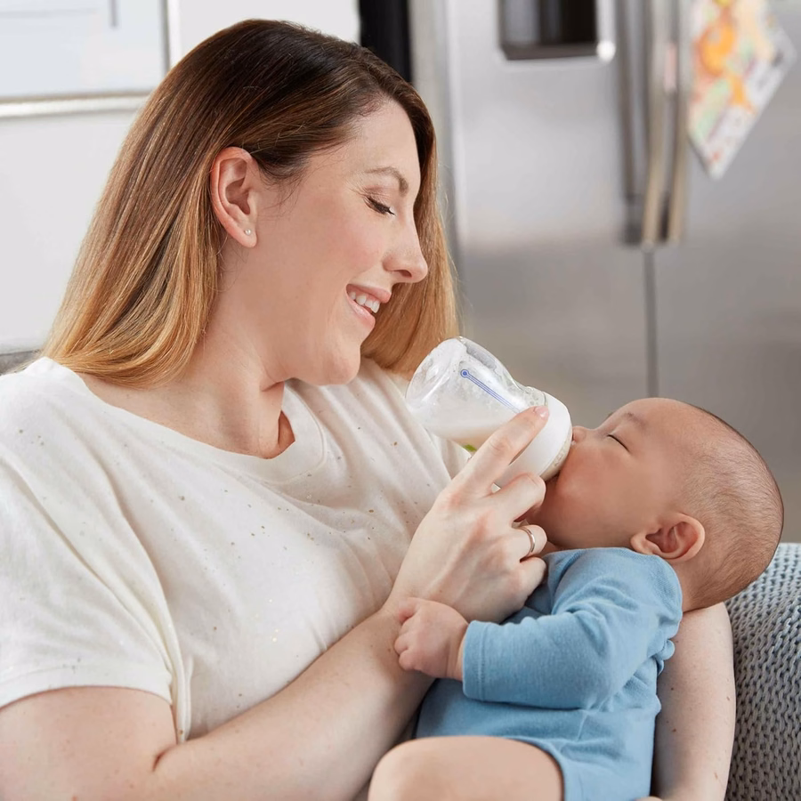 Coffret cadeau NUK Simply Natural avec biberons SafeTemp et anti-coliques pour une alimentation naturelle, comprenant 9 pièces : Bébé