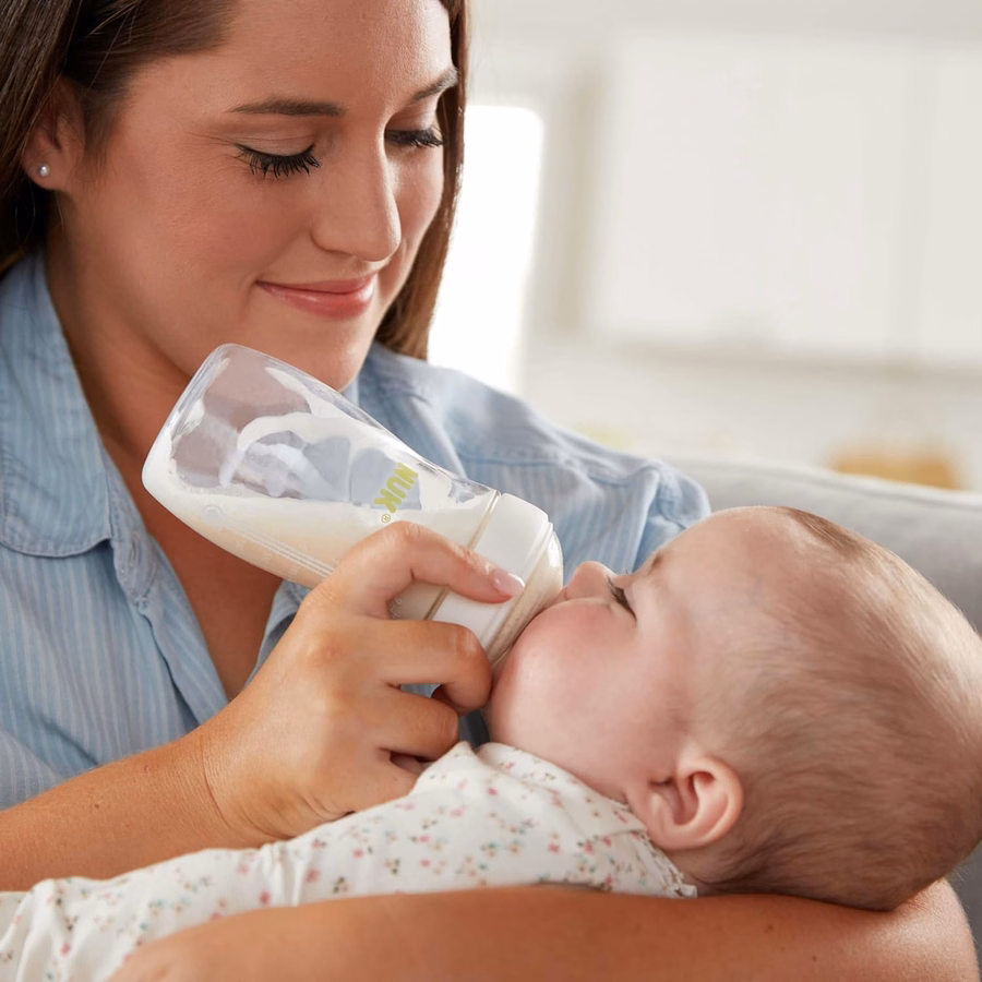 Coffret cadeau NUK Simply Natural avec biberons SafeTemp et anti-coliques pour une alimentation naturelle, comprenant 9 pièces : Bébé